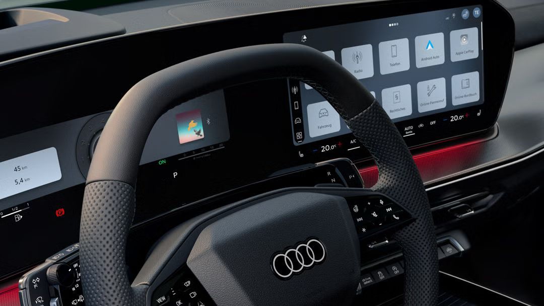 Blick von vorne auf das Lenkrad, Mittelkonsole und digitale Displays im Audi Q3 SUV
