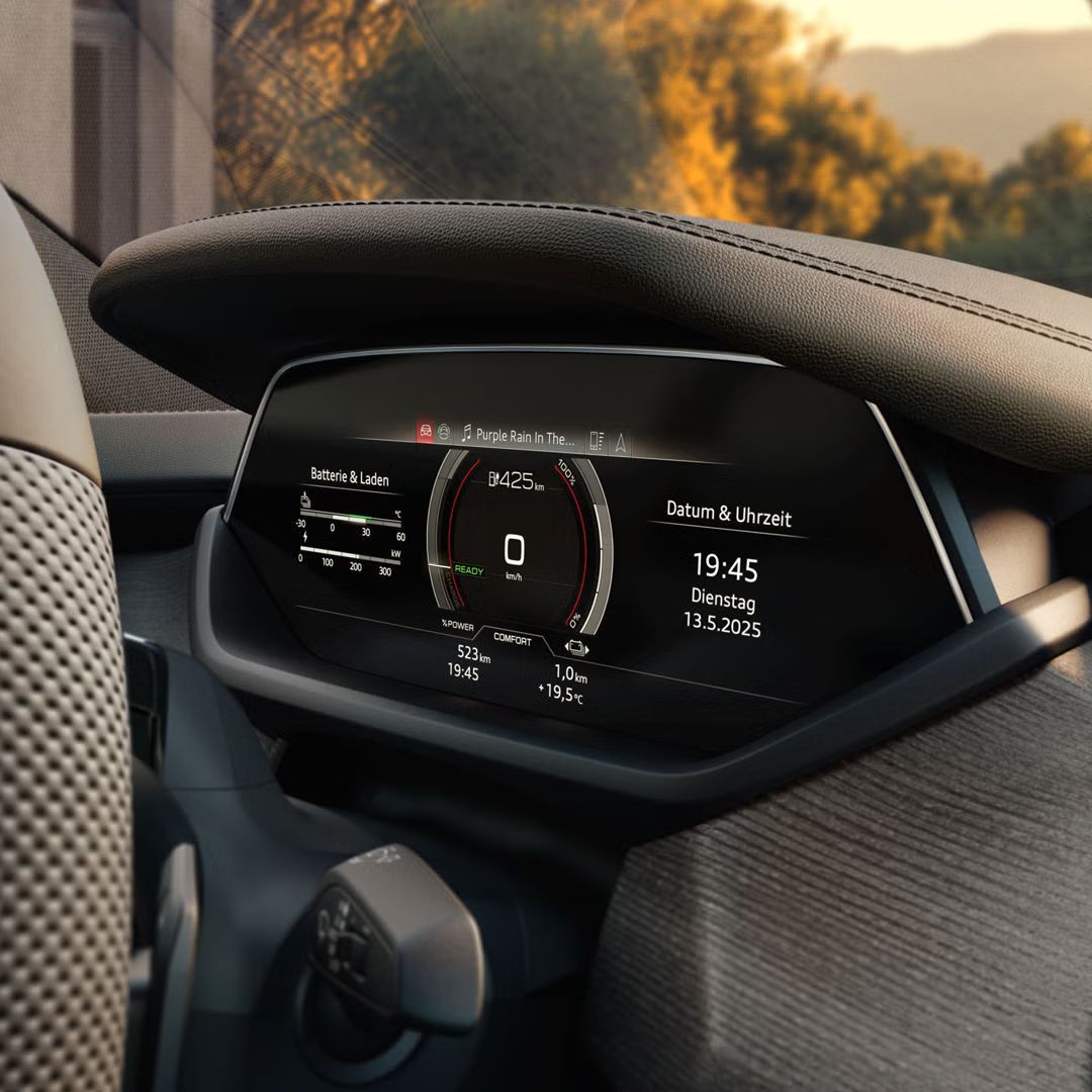 Das Audi virtual cockpit hinter dem Lenkrad des Audi e-tron GT quattro.