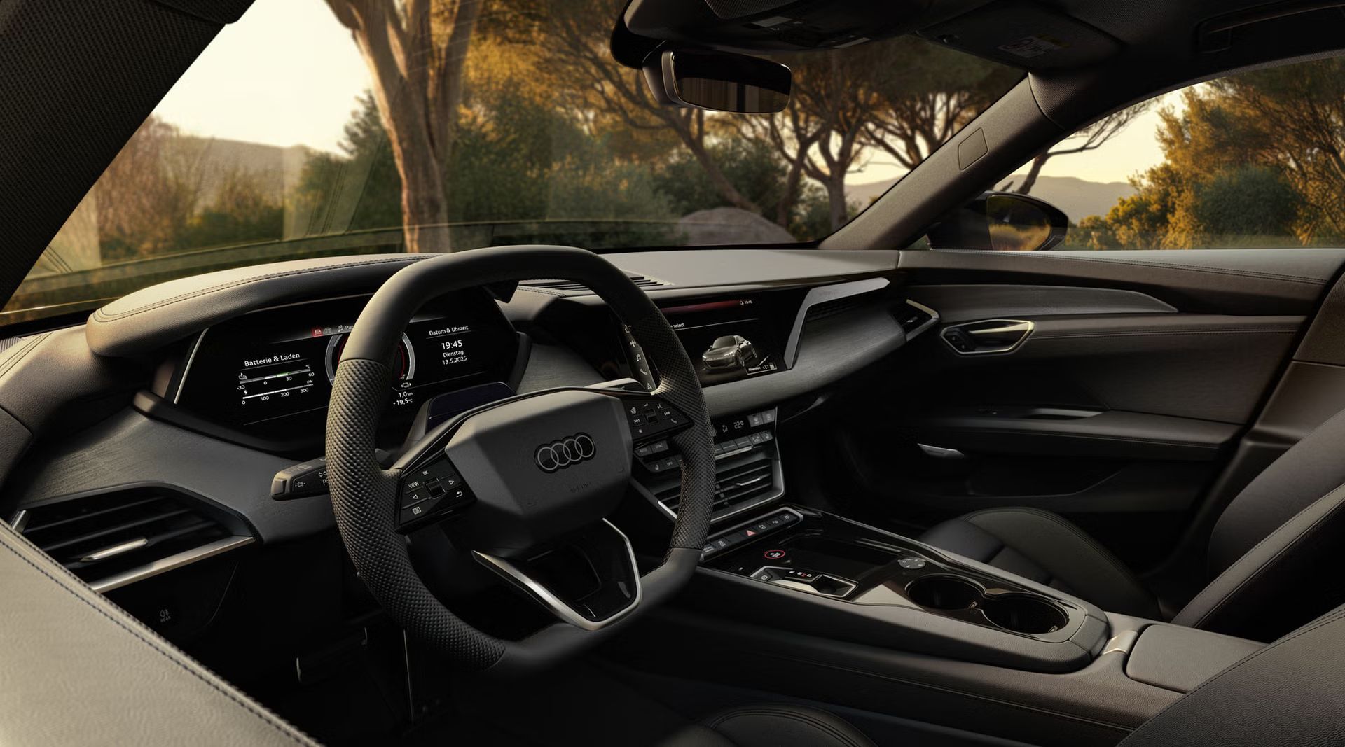 Der Innenraum eines Audi e-tron GT quattro mit Blick in einen Garten. Zu erkennen sind Sitze, das Lenkrad und die Amaturen. Die Szenerie ist in das Licht eines Sonnenuntergangs gehüllt.
