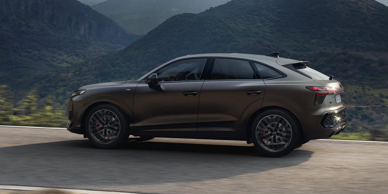 Dynamische Seitenansicht eines braunen Audi Q3 Sportback