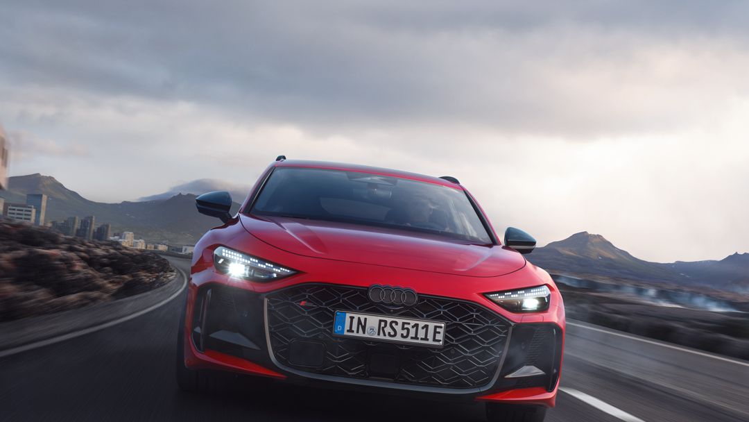 Der RS 5 Avant von vorne fährt auf einer Bergstraße.