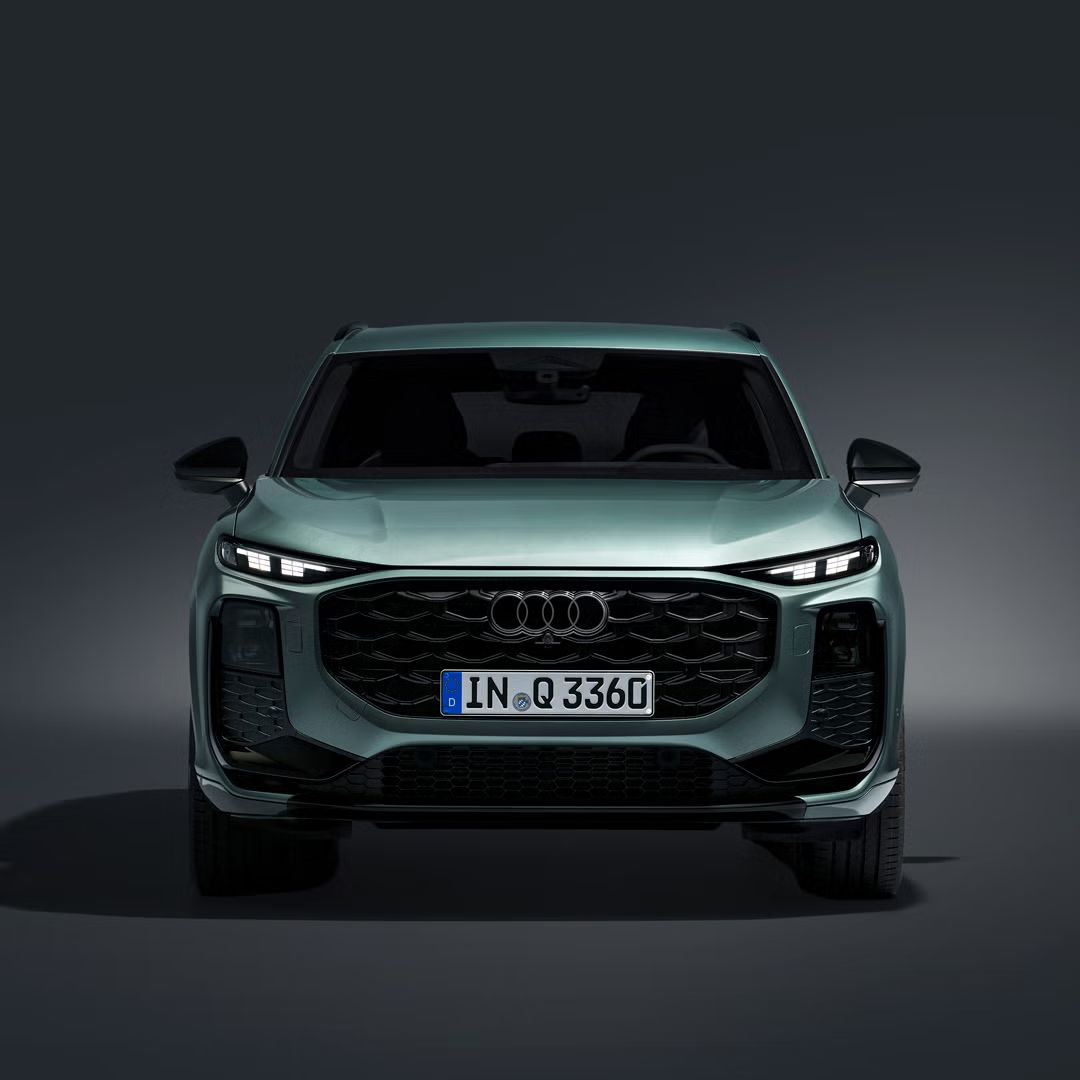 Der Q3 SUV in Frontansicht mit Fokus auf den großen Audi Singleframe-Grill.